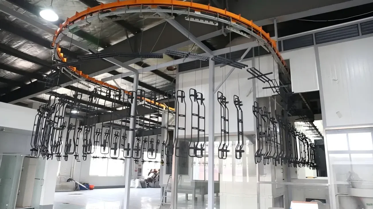 Automated overhead conveyor and powder coating spray painting line for mass-producing roof racks