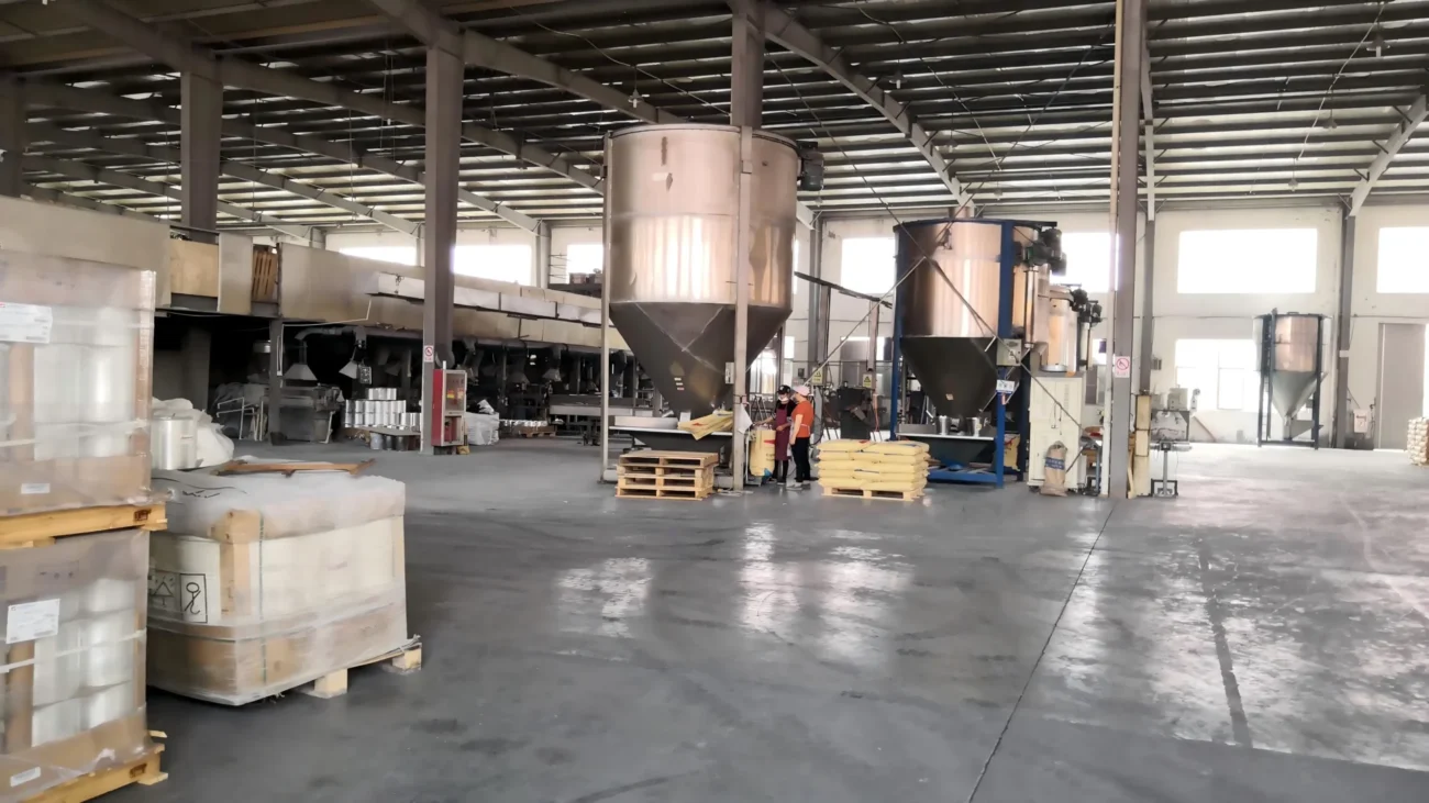 In-house raw plastic compounding and mixing equipment for manufacturing